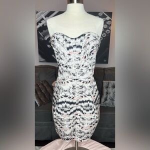 🎨 BCBG Generation Strapless Abstract Mini Dress – Size 8 – Elegant Structure